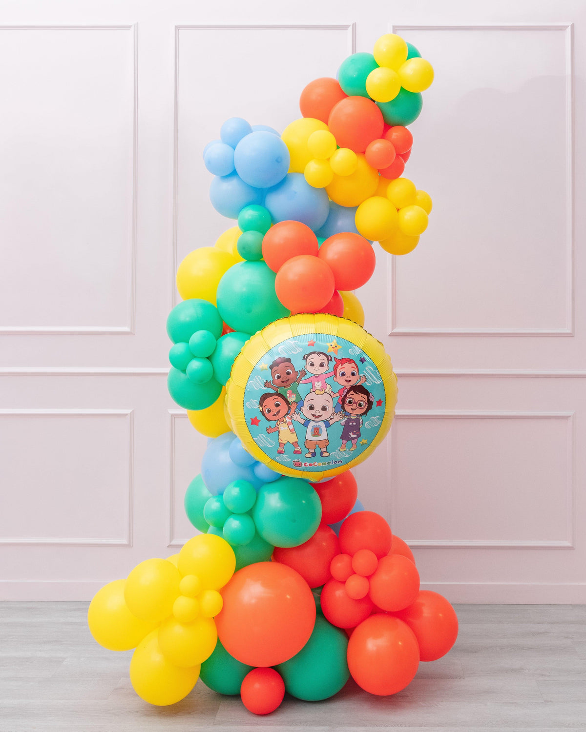 CoComelon - Freestanding Balloon Garland & Number Stack